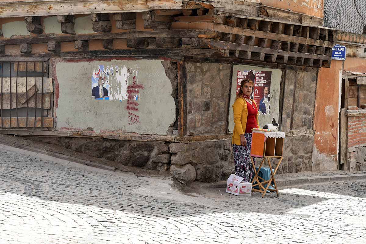 donna in strada a konya