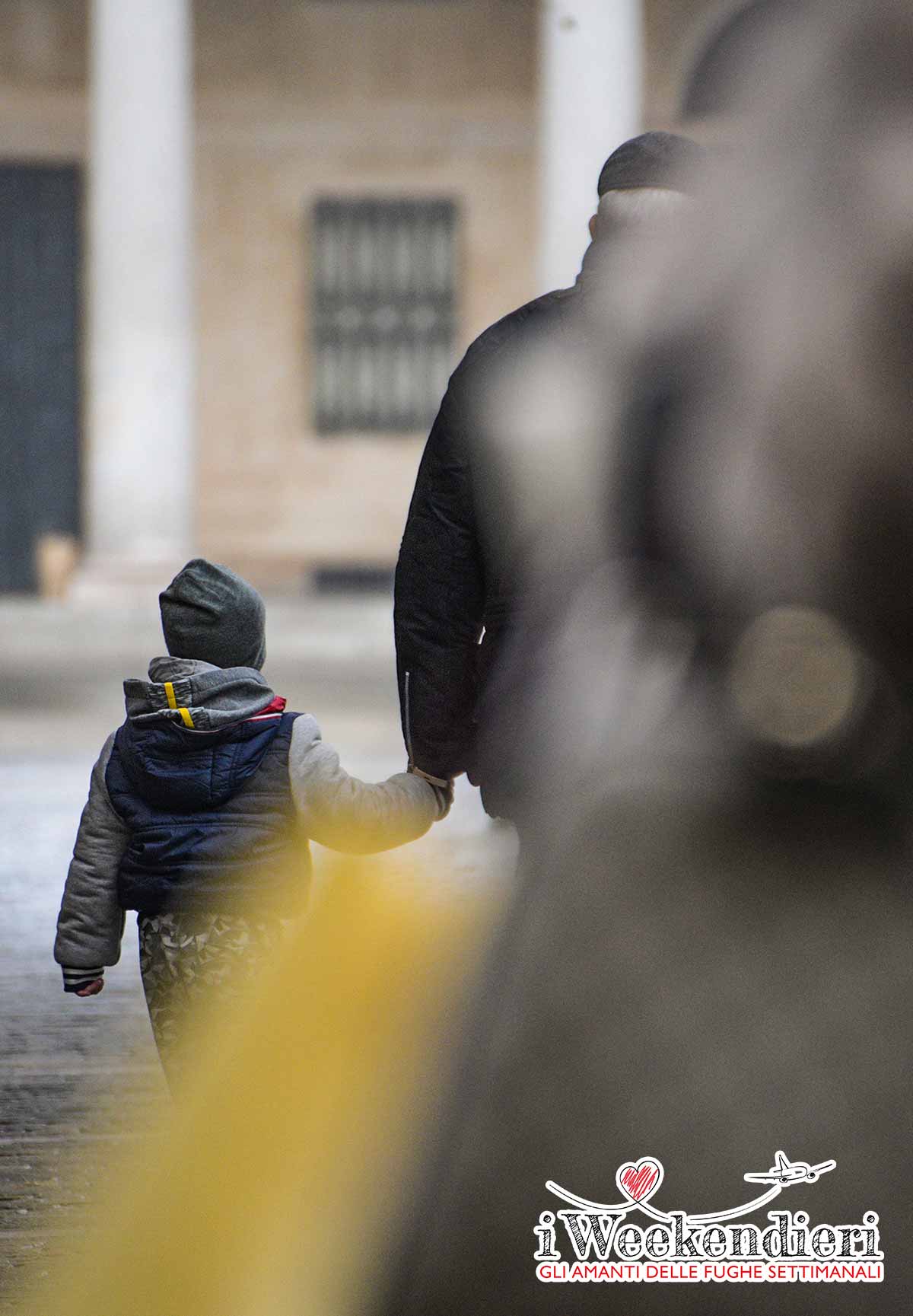 Nonno e bimbo per mano in Piazza della Vittoria