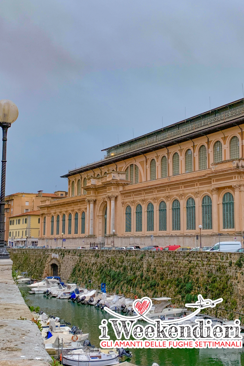 Mercato delle vettovaglie visto dal fosso reale
