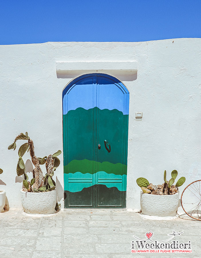 La porta blu a Ostuni