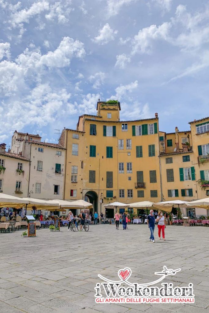 Piazza Anfiteatro a Lucca: come nasce una delle piazze più belle della  Toscana