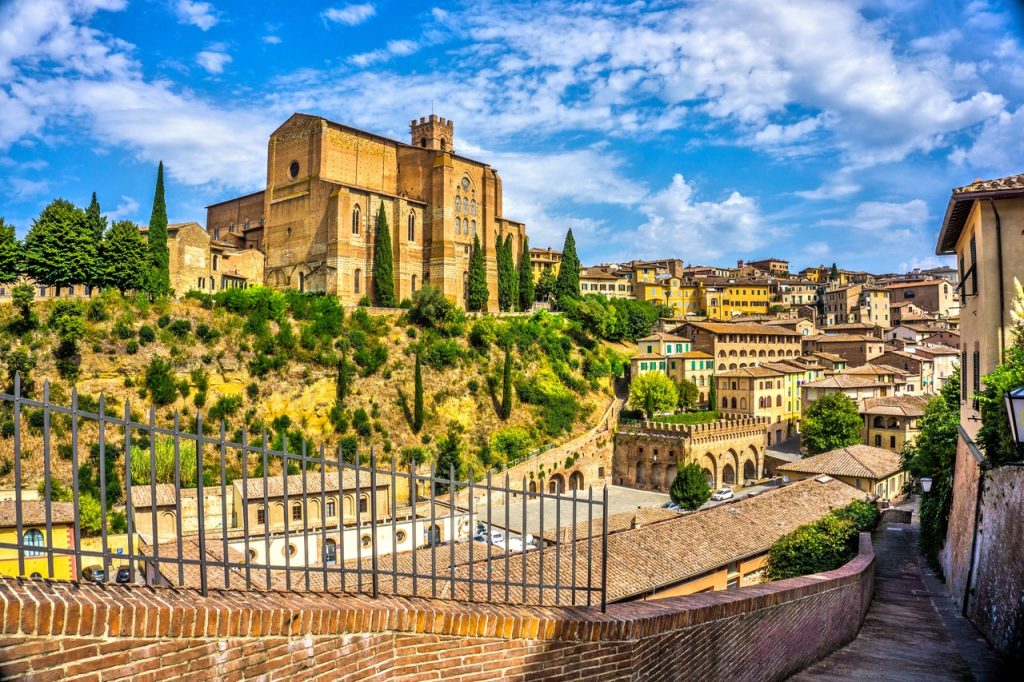 panorama di una delle Città medievali in Toscana