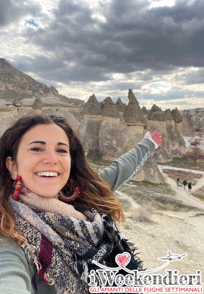 Foto di Laura davanti ai Camini delle Fate in cappadocia nel tour di 4 giorni