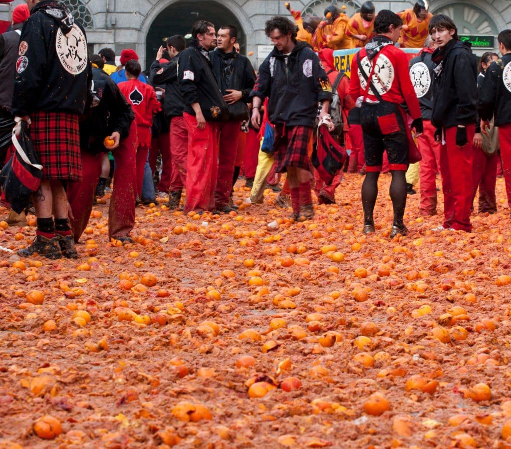 cosa fare a carnevale in italia foto della battaglia delle arance di ivrea