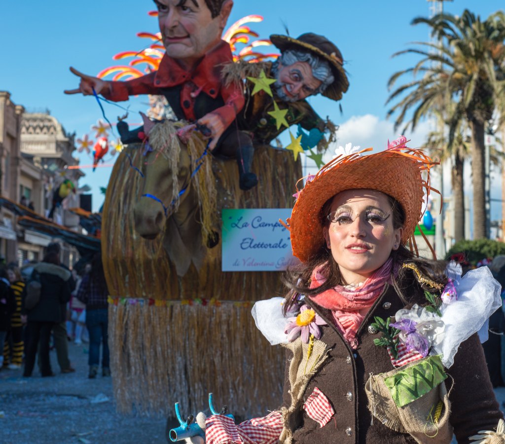Cosa fare a Carnevale in Italia? Guardare sfilare i carri satirici di Viareggio