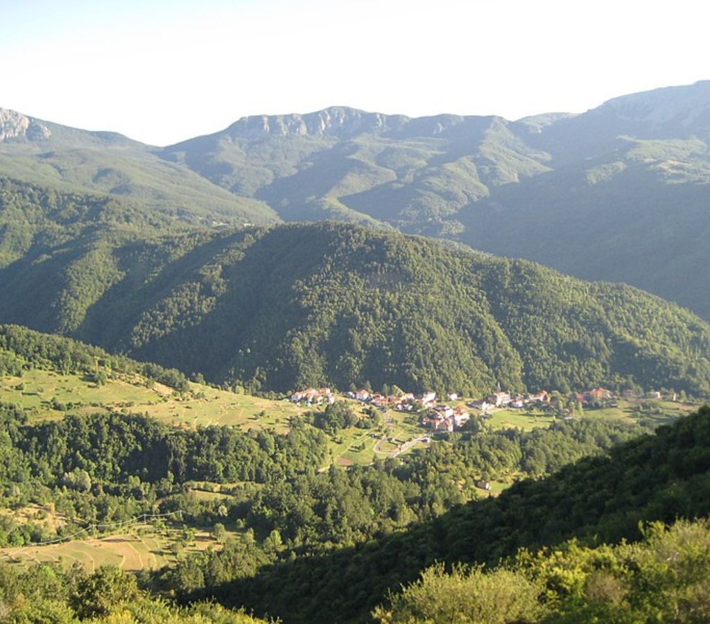 val d'aveto una panoramicaphoto credit: https://commons.wikimedia.org/wiki/File:Immagine_Alpicella_sullo_sfondo_Monte_Penna_e_Monte_Aiona.jpg