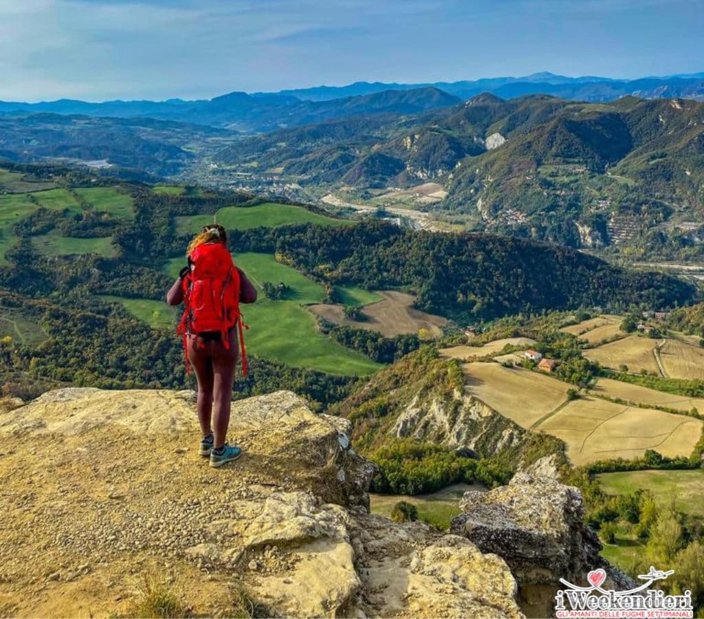 cammino degli dei laura su un sasso