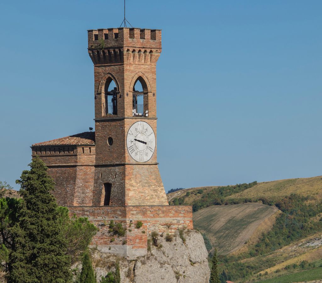 Cosa vedere a Brisighella: la Torre dell'Orologio con sole 6 ore sul quadrante!